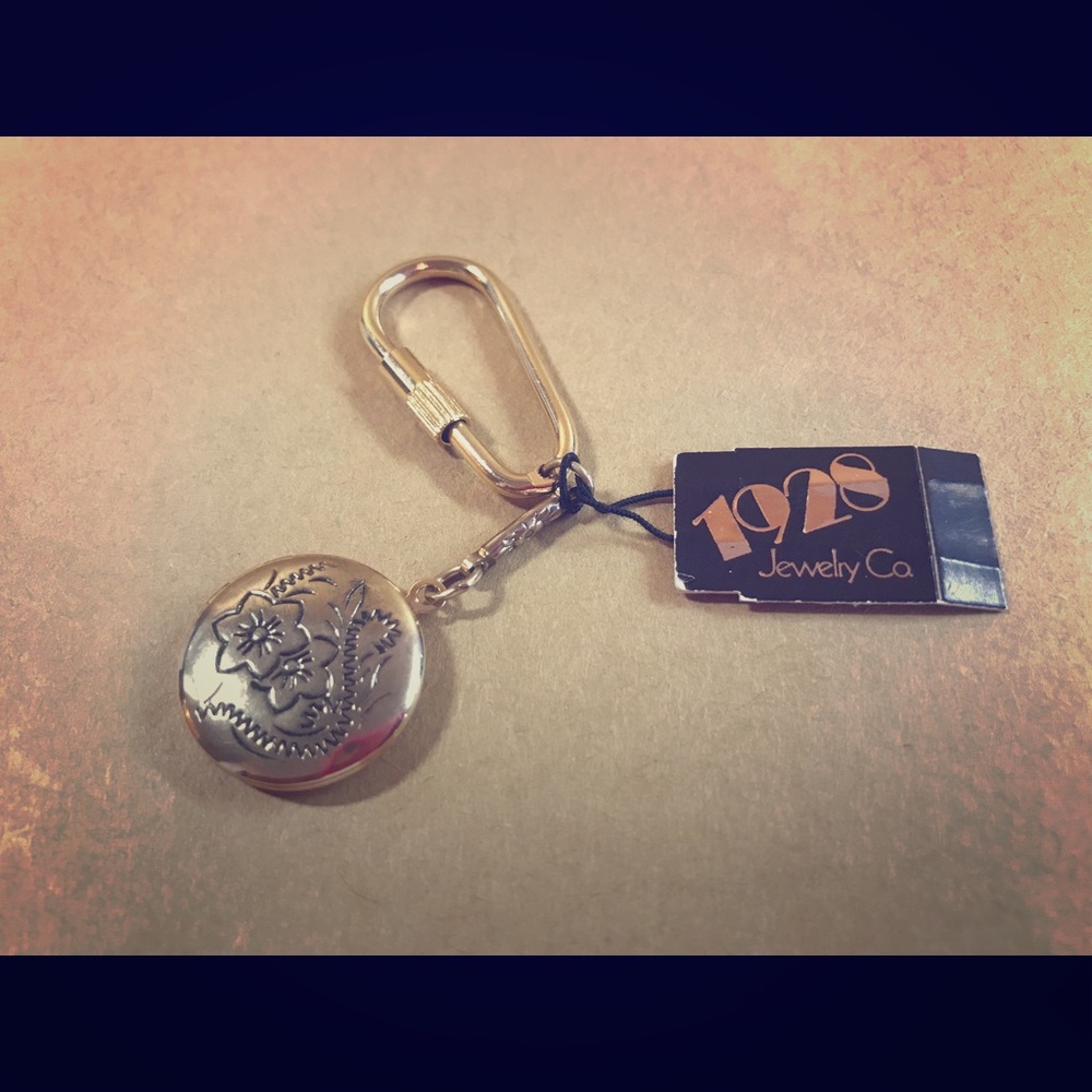 1928 Jewelry Gold Tone Picture Locket Keychain